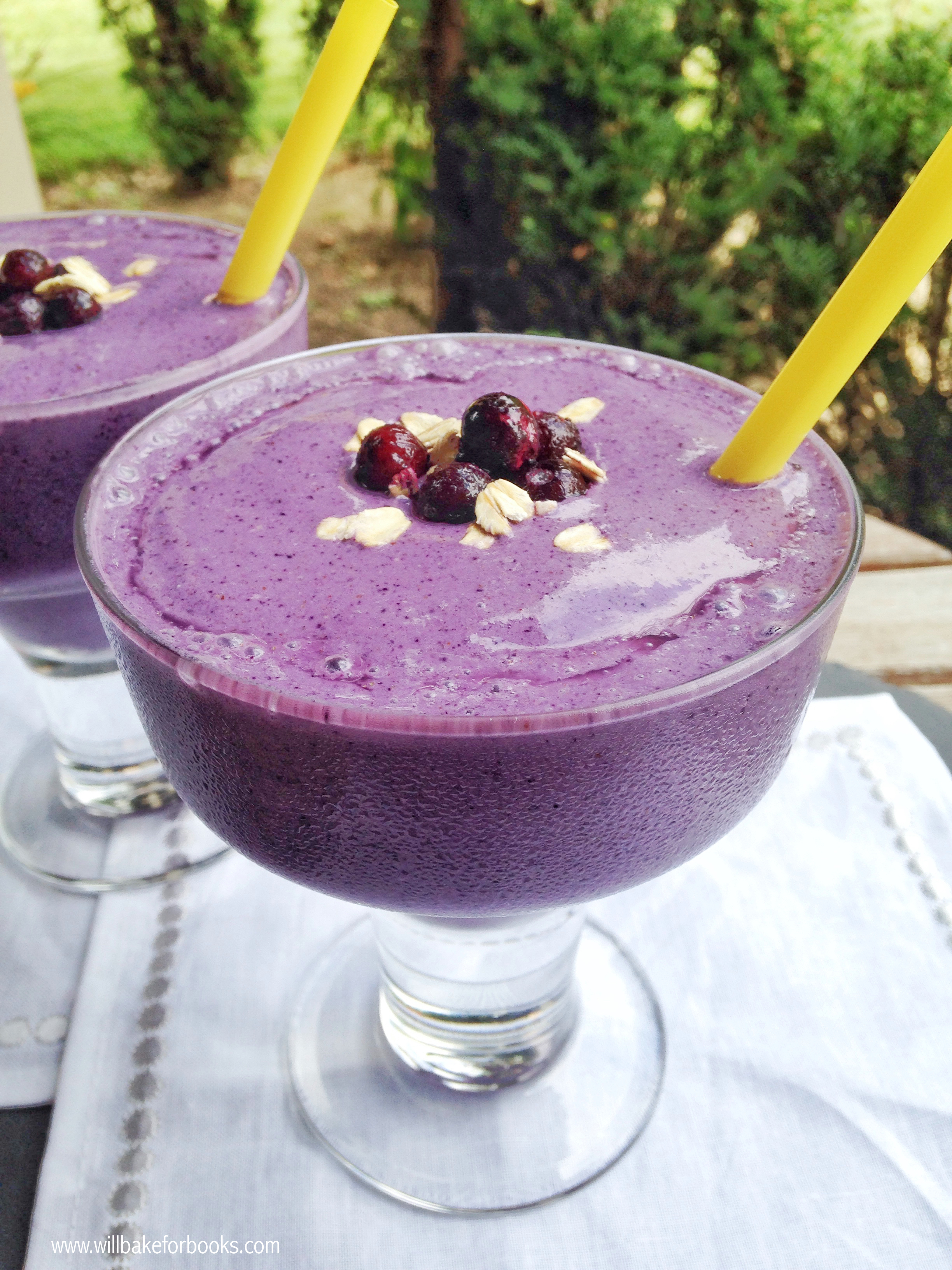 Blueberry Oatmeal Smoothies | www.willbakeforbooks.com