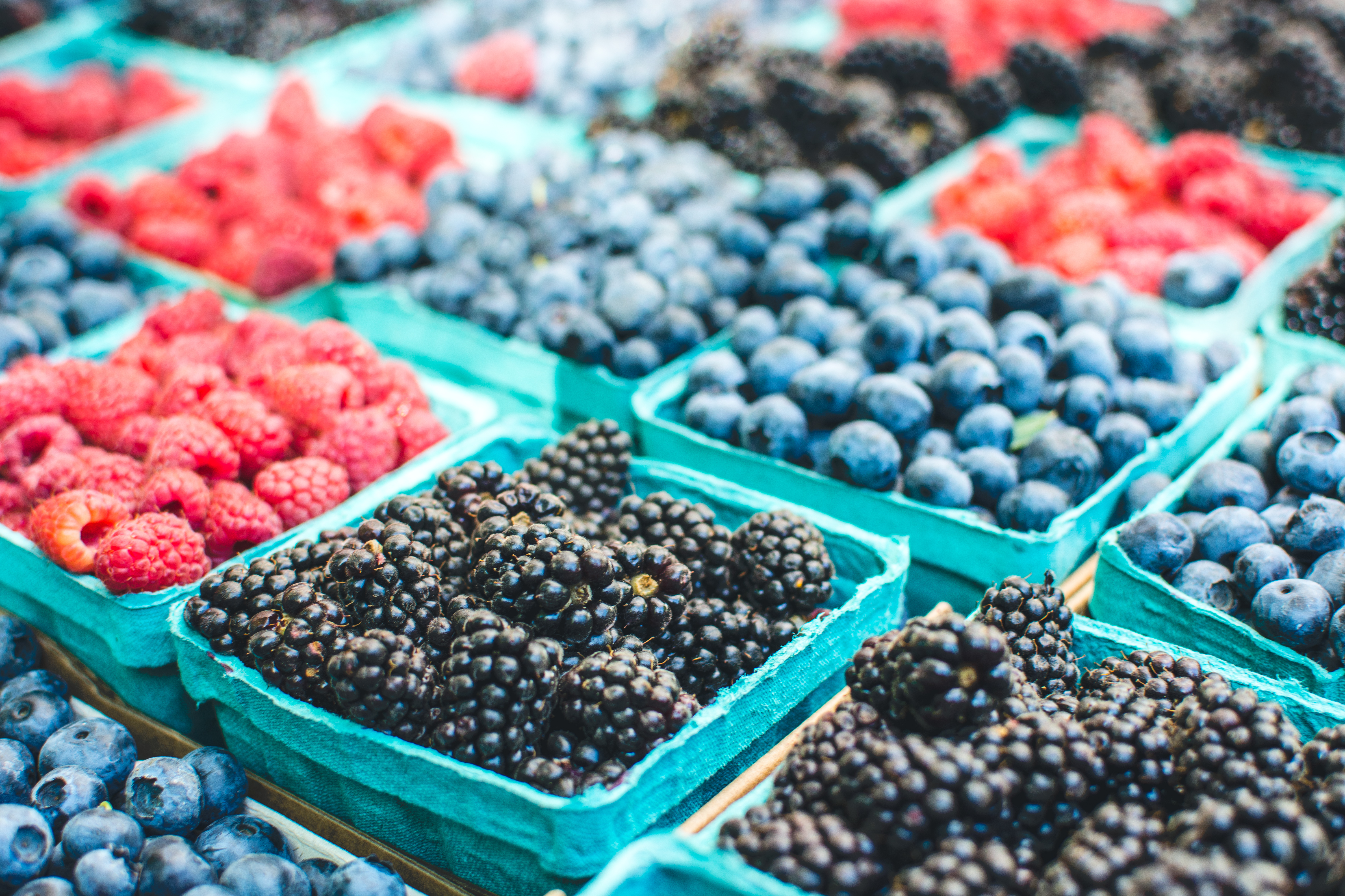 foodiesfeed.com_healthy-berries-on-a-market