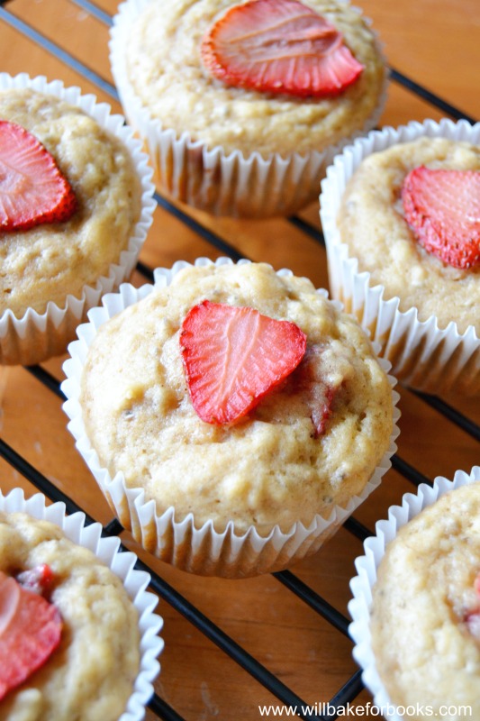 Strawberry Muffins {Vegan + Refined Sugar Free} on willbakeforbooks.com